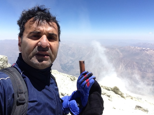  اینجا بلندترین نقطه در قله دماوند است کمی پایین تر می توان بخارات گوگردی را دید